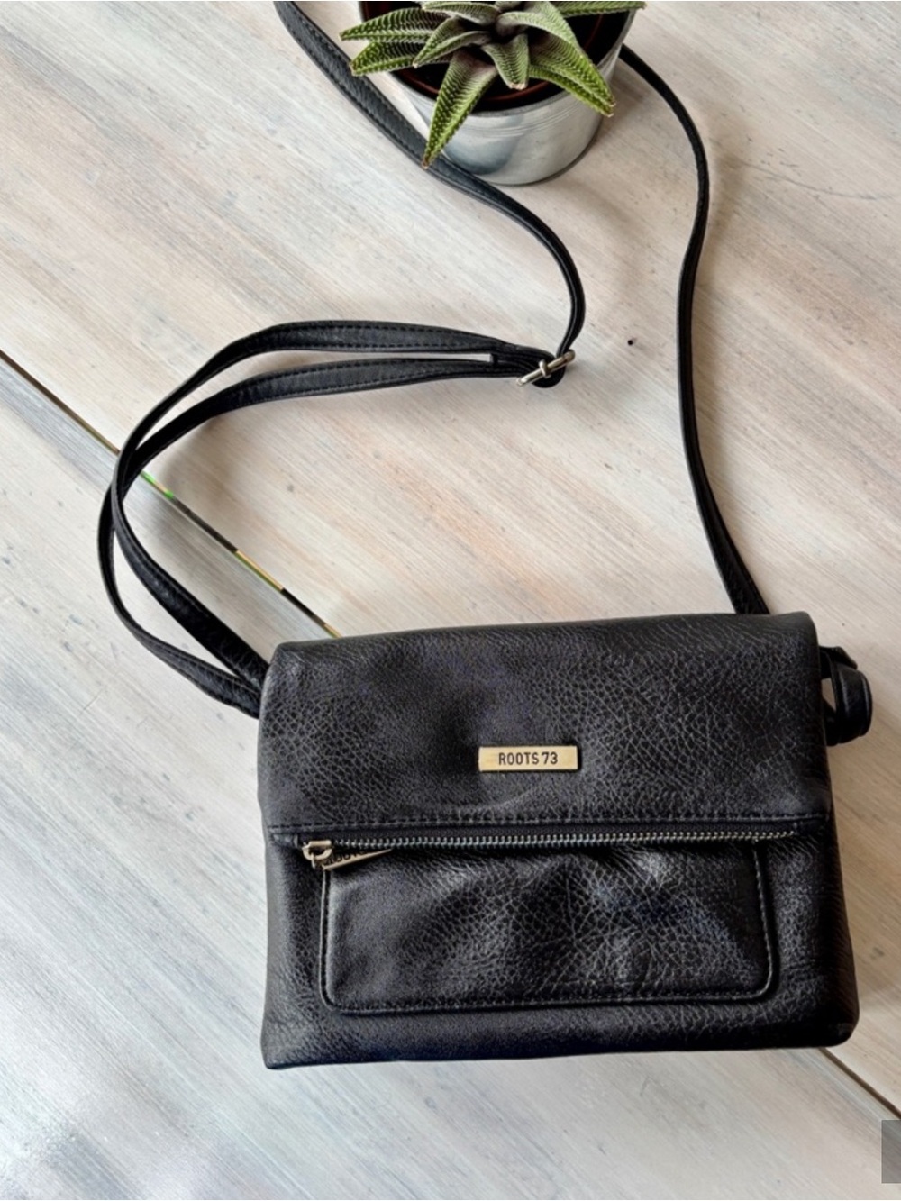 Roots 73 Black Leather Crossbody with Pebbled Finish & Multi‑Pockets